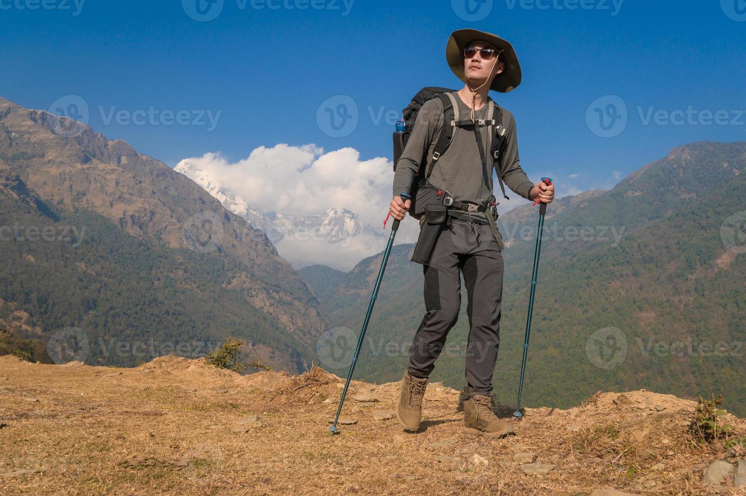 un joven viajero trekking en bosque sendero , Nepal foto