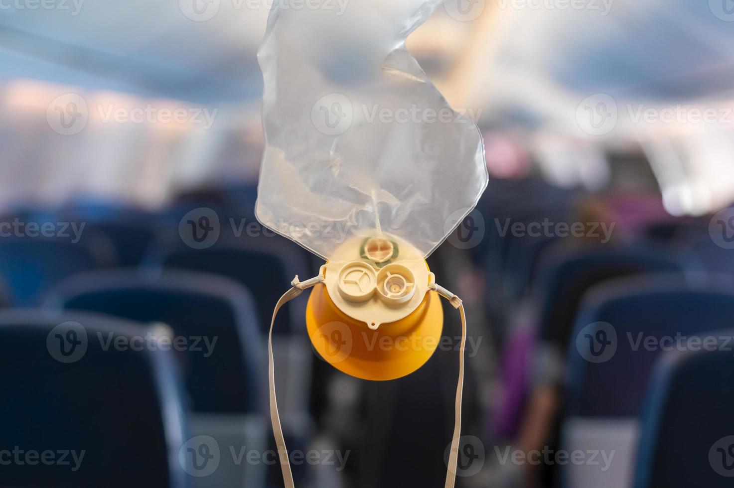 caída de la máscara de oxígeno del compartimento del techo en el avión foto