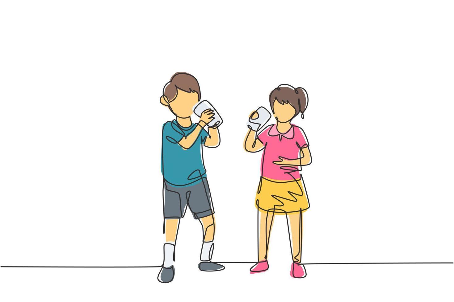 Un solo dibujo de una línea par de niños y niñas de pie mientras disfrutan de un vaso de leche fresca para el crecimiento, la salud y la satisfacción de la nutrición corporal. Ilustración de vector gráfico de diseño de dibujo de línea continua