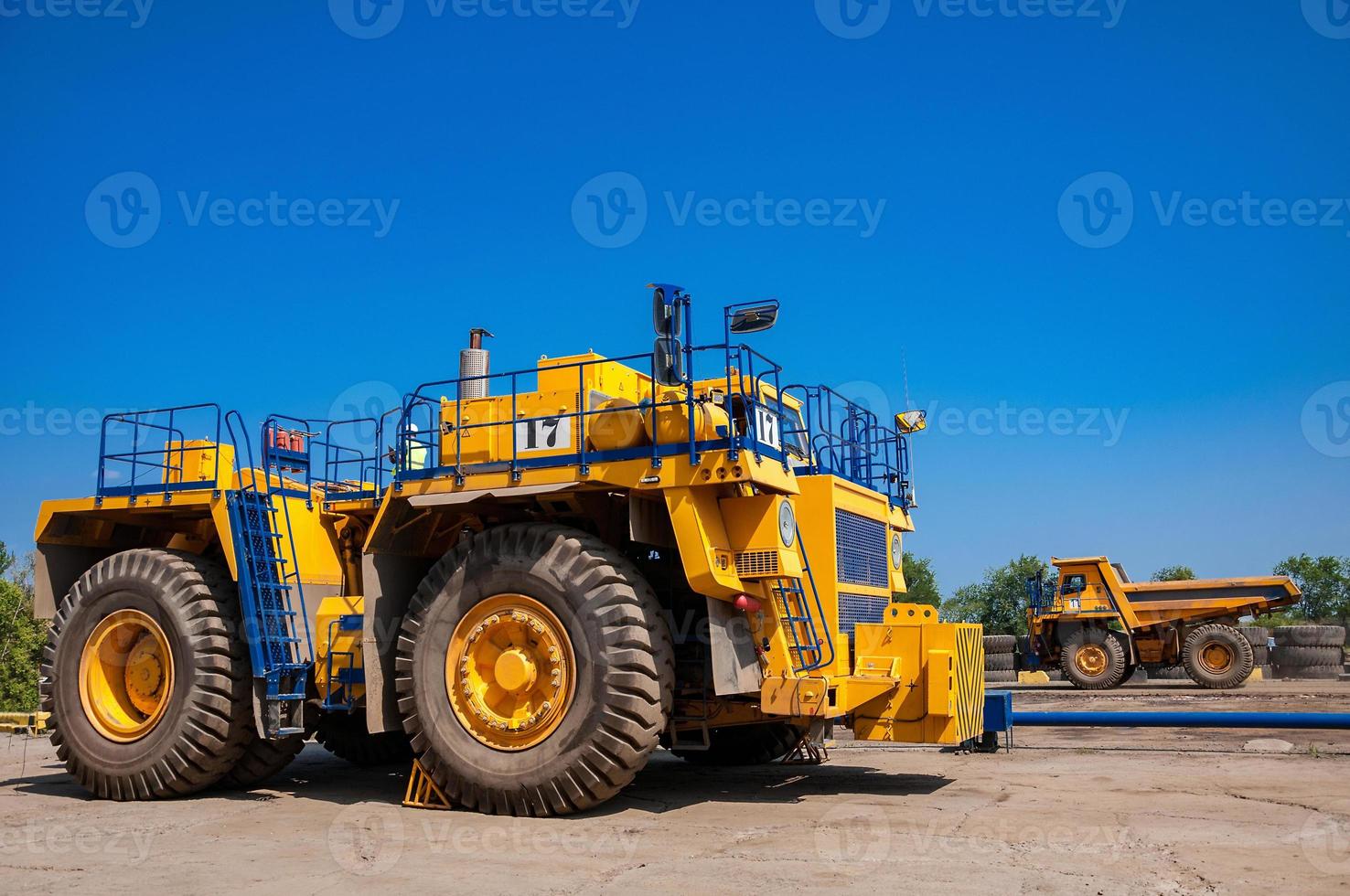 pesado amarillo cantera tractor a reparar estación a soleado despejado día foto