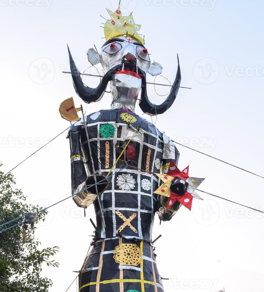 ravnans siendo encendido durante Dussera festival a ramleela suelo en Delhi, India, grande estatua de ravana a obtener fuego durante el justa de Dussera a celebrar el victoria de verdad por señor rama foto