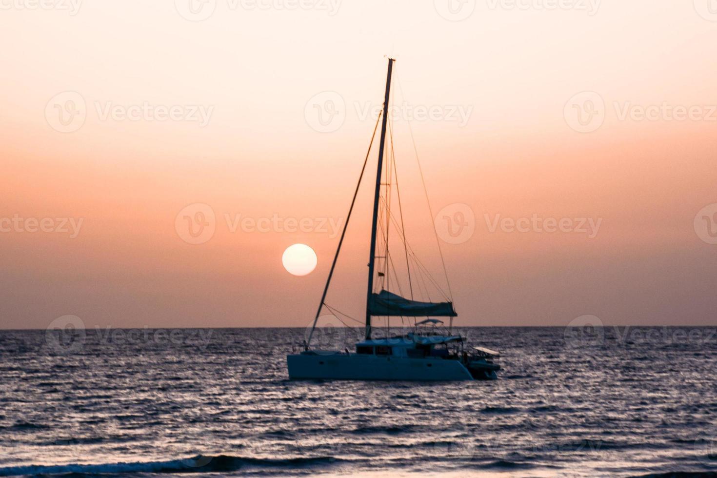 un barco en el mar foto