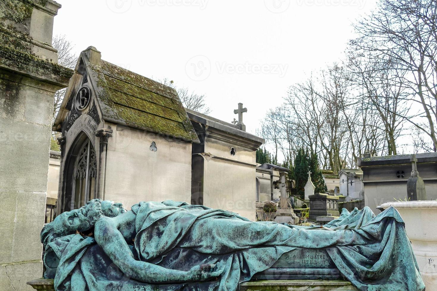 Cemetery in Paris photo