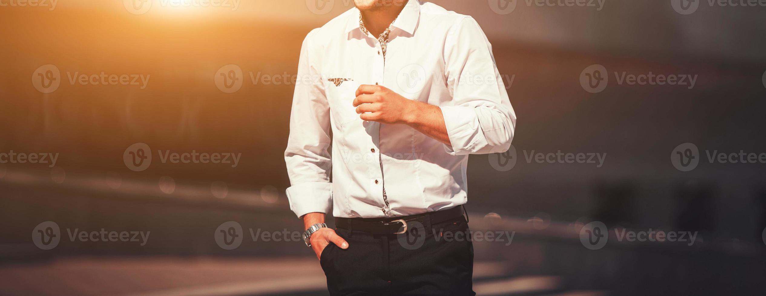 elegante hombre en camisa en ciudad. foto