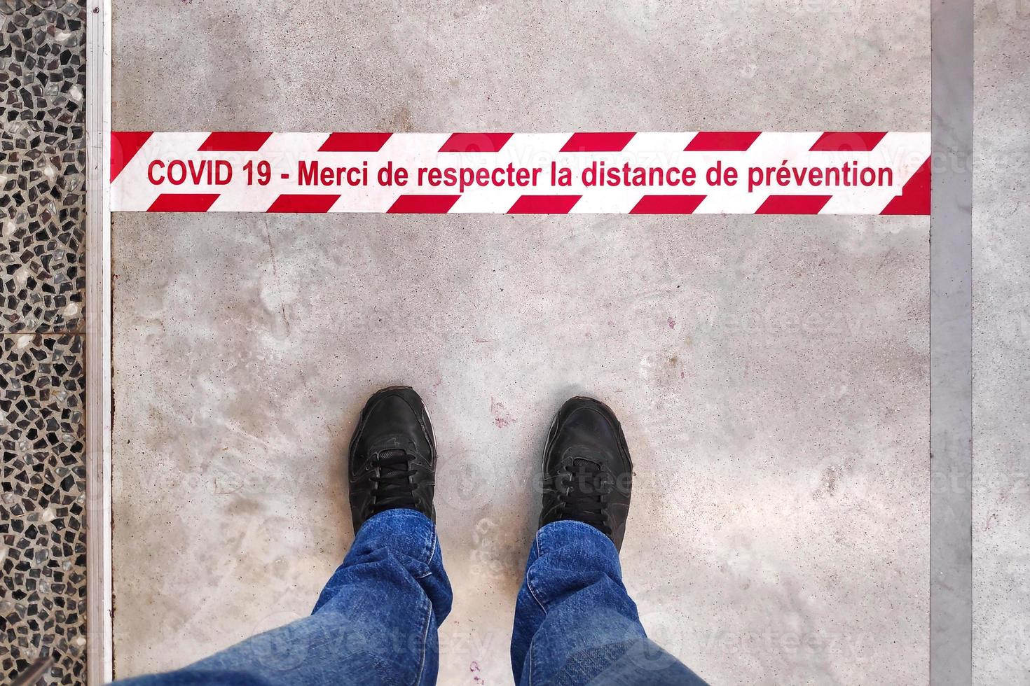 francés covid-19 - Por favor el respeto el prevención distancia línea foto