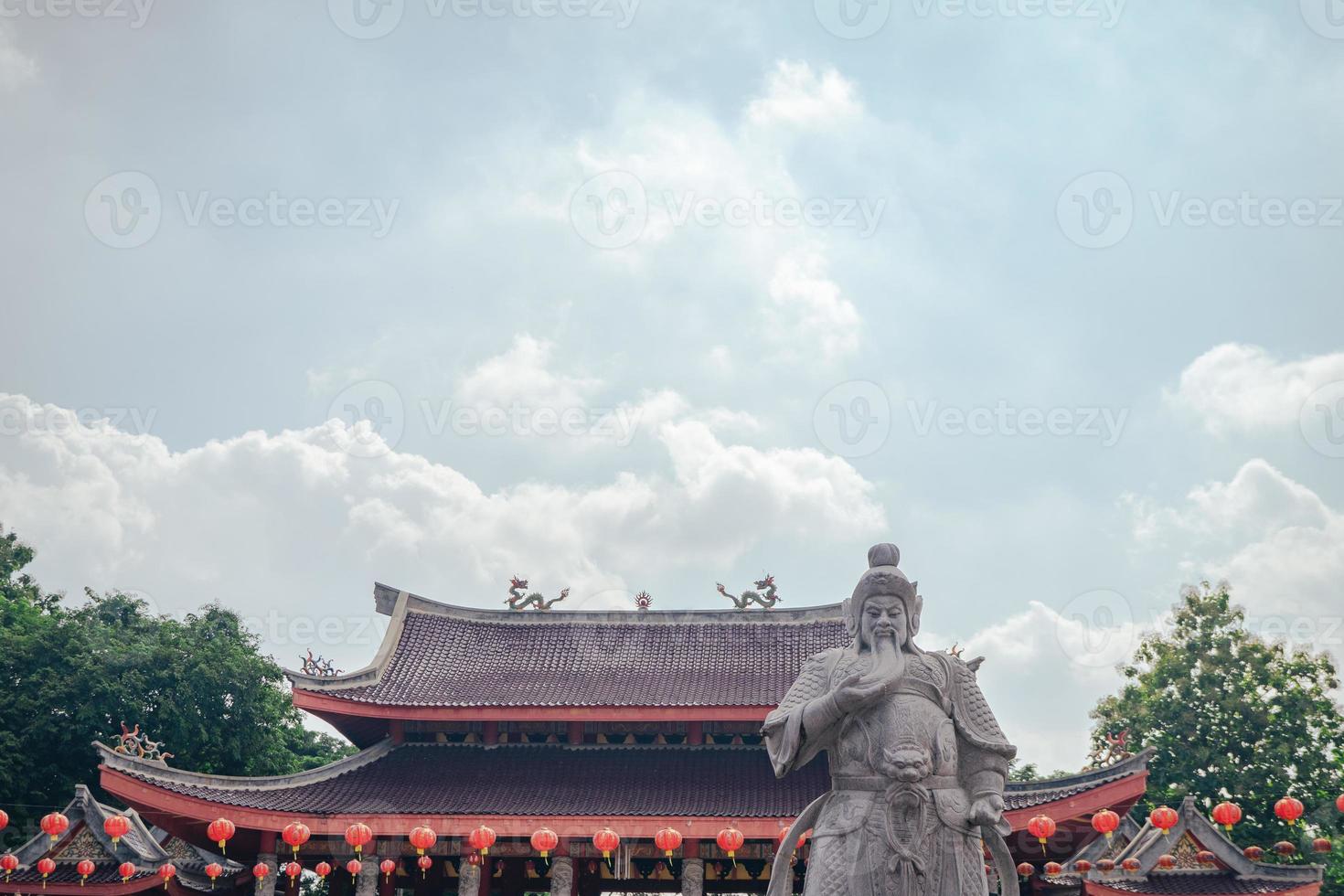 tradicional chino guardián portón estatuto en el chino templos cuando chino nuevo años. el foto es adecuado a utilizar para chino nuevo año, lunar nuevo año antecedentes y contenido medios de comunicación.