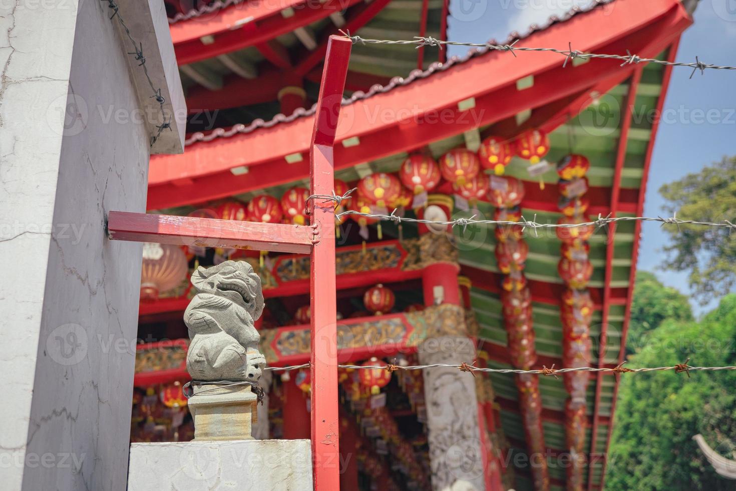 tradicional chino guardián portón estatuto en el chino templos cuando chino nuevo años. el foto es adecuado a utilizar para chino nuevo año, lunar nuevo año antecedentes y contenido medios de comunicación.