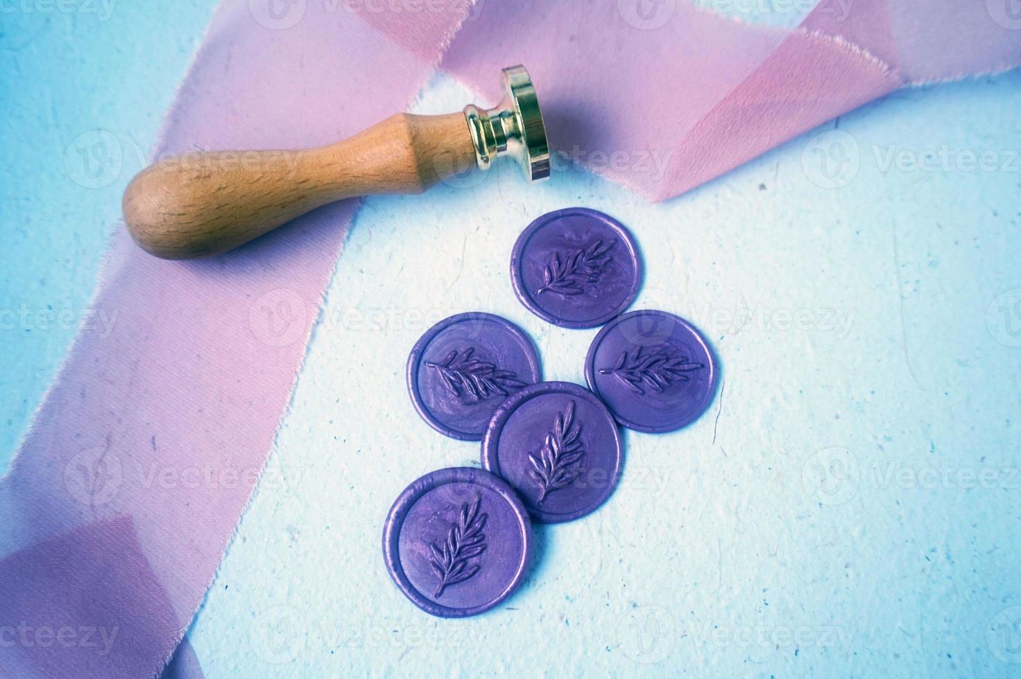 Purple waxed waxed buttons on a table with a wooden handle. photo