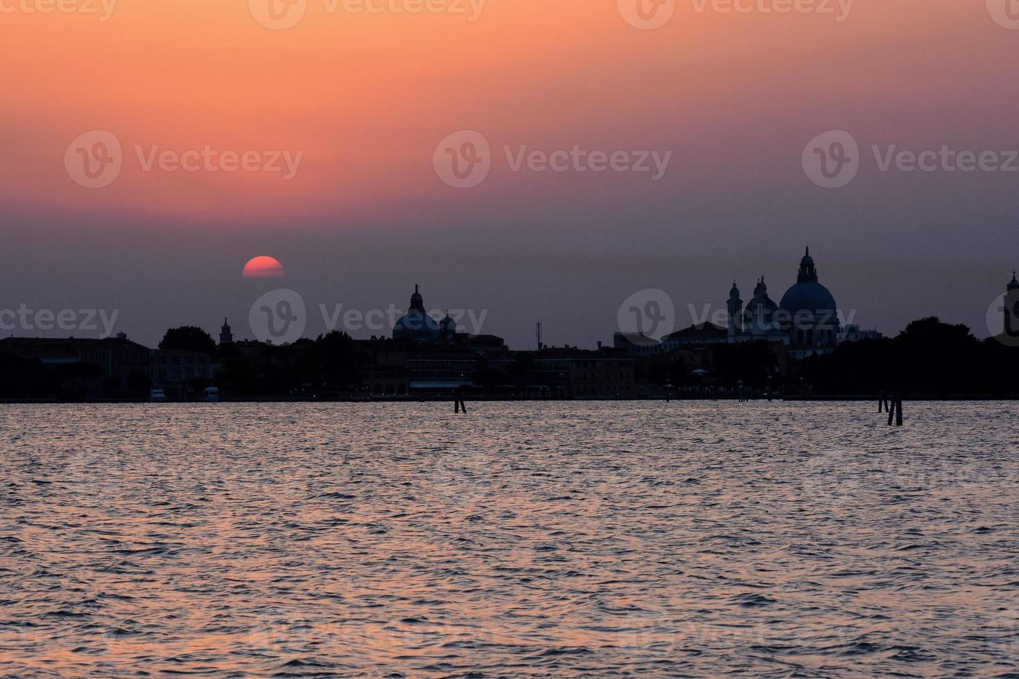 un hermosa puesta de sol ver foto