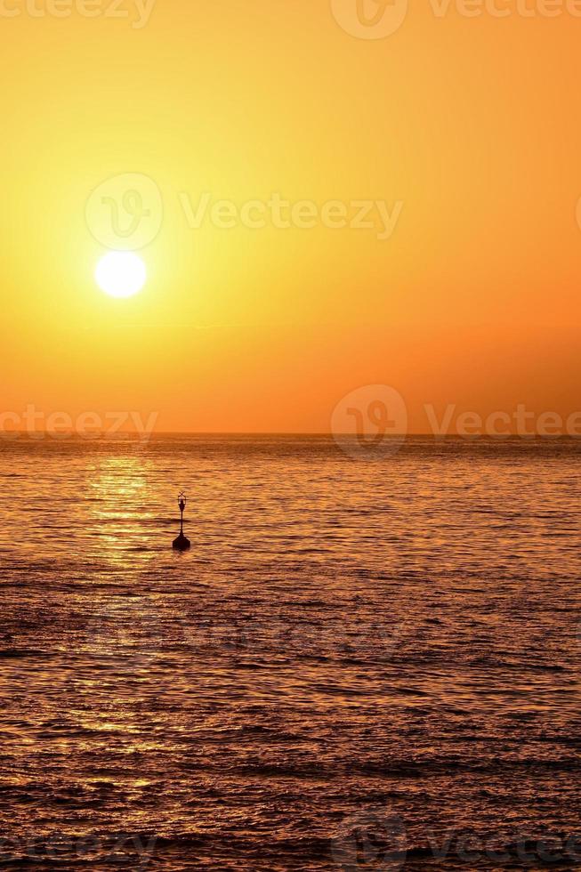 un hermosa puesta de sol ver foto