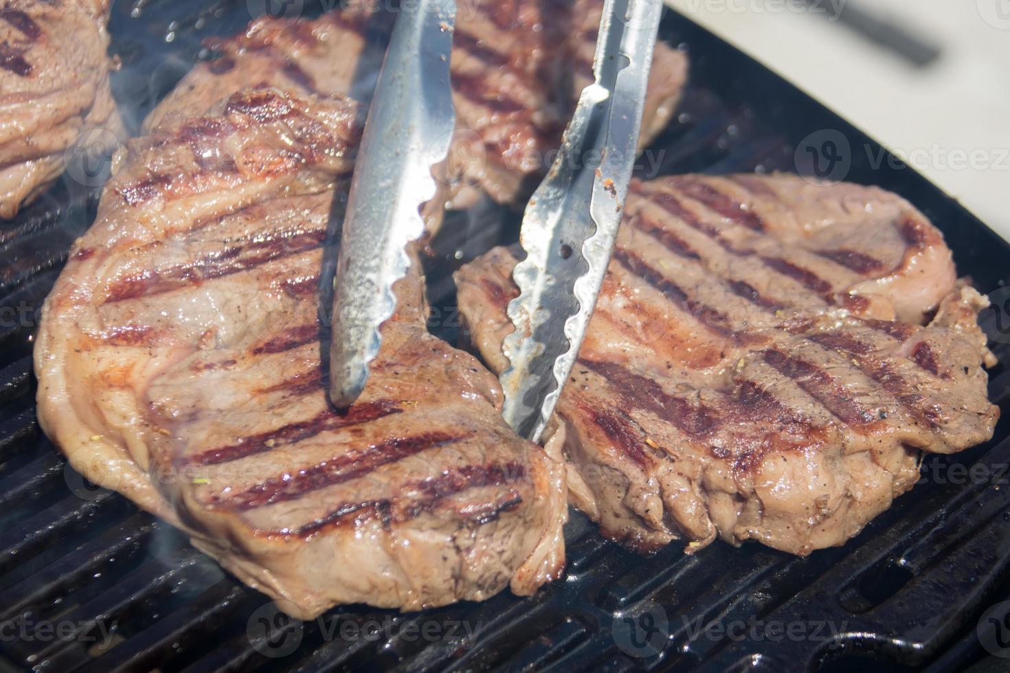 A la parrilla carne. asado pedazo de carne de vaca durante cocinando. foto