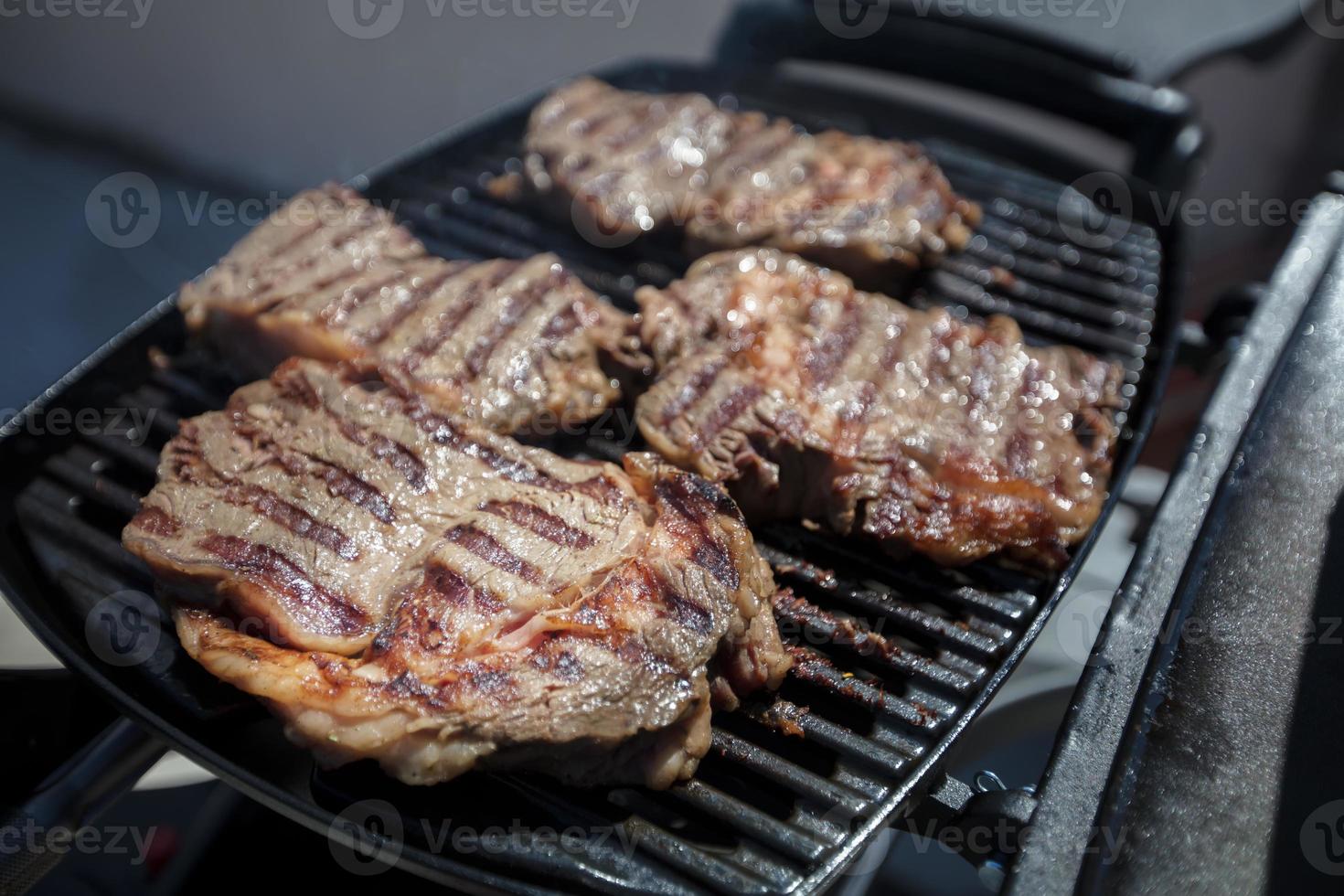 A la parrilla carne. asado pedazo de carne de vaca durante cocinando. foto