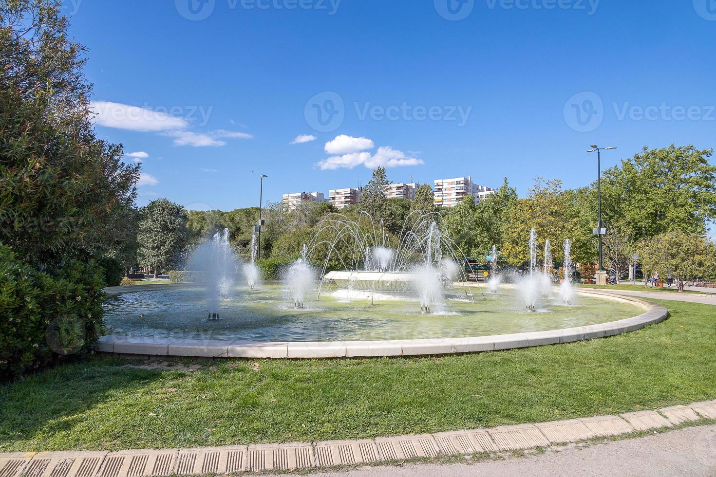 urbano paisaje de el Español ciudad de zaragoza en un calentar primavera día con fuentes en el punto de referencia parque foto