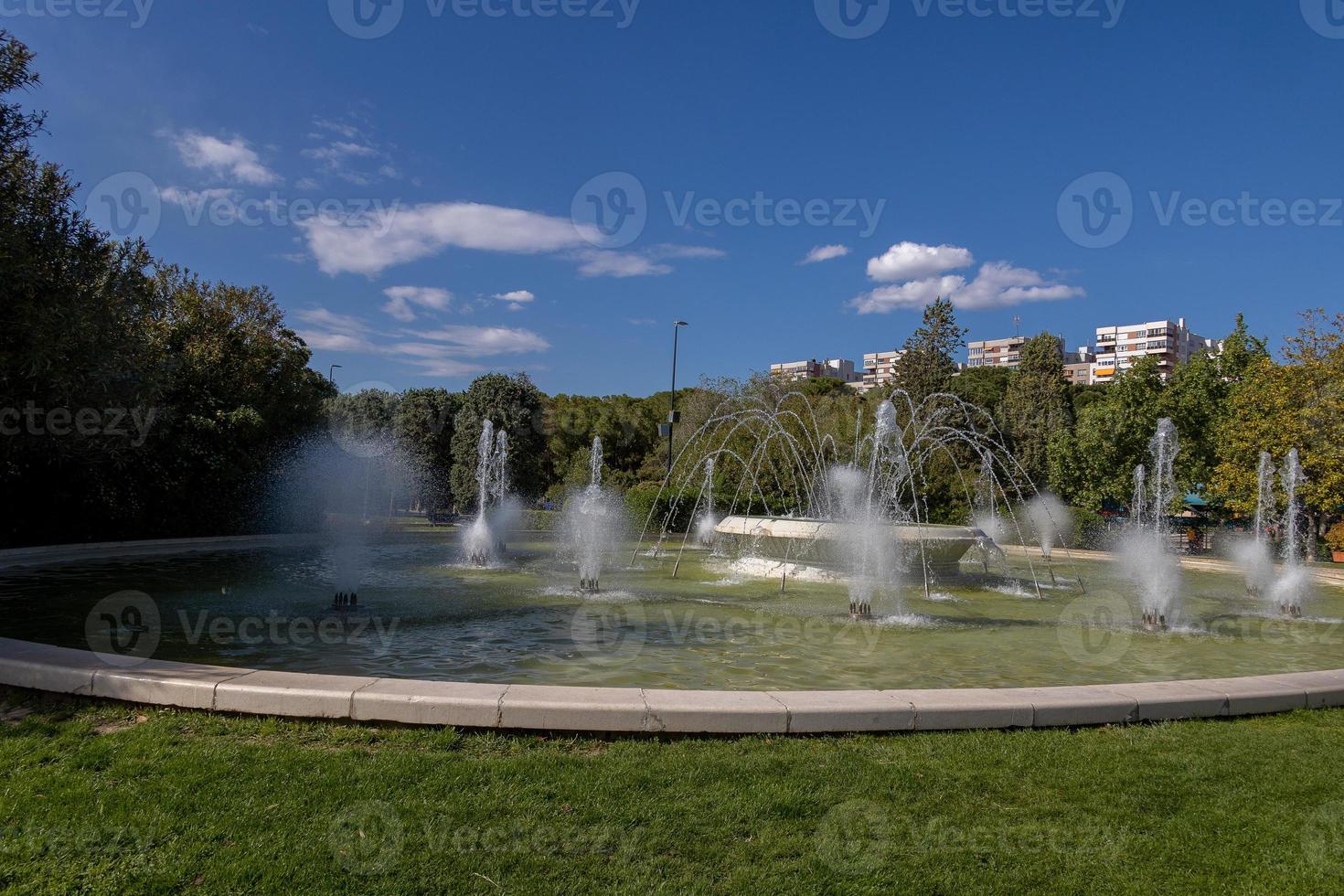 urbano paisaje de el Español ciudad de zaragoza en un calentar primavera día con fuentes en el punto de referencia parque foto