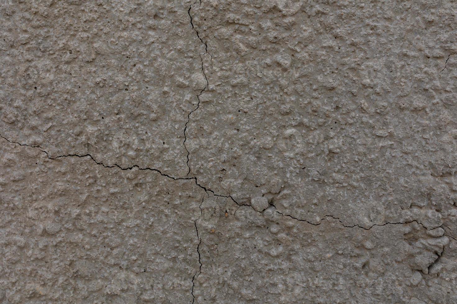 antecedentes de antiguo gris pared con agrietado yeso en de cerca foto