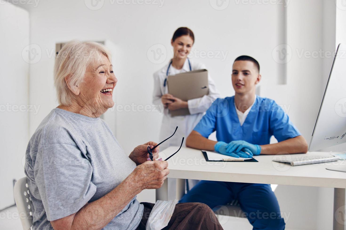 mayor paciente comunicación con un médico profesional Consejo foto