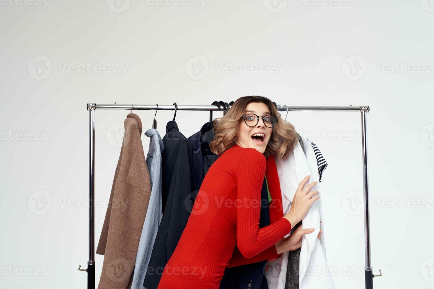 bonito mujer en un rojo chaqueta cerca el guardarropa Al por menor aislado antecedentes foto