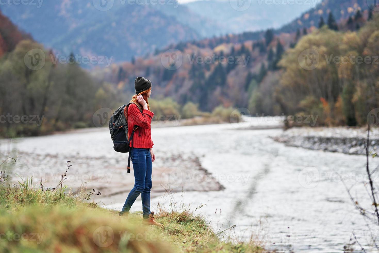 mujer viaje turismo montañas paisaje lago río otoño foto