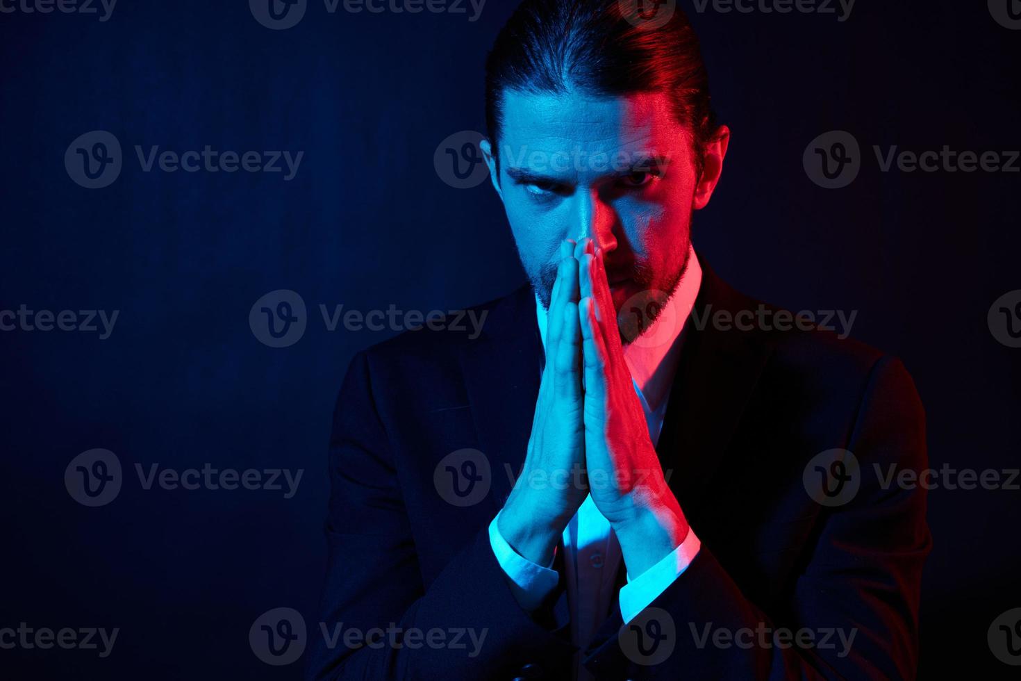 retrato de un hombre en disfraz posando Moda oscuro antecedentes foto