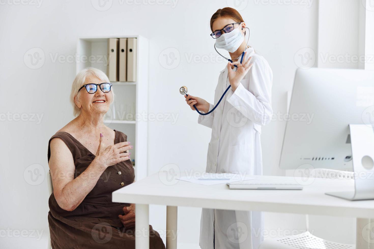 enfermero en blanco Saco paciente examen médico especialista foto