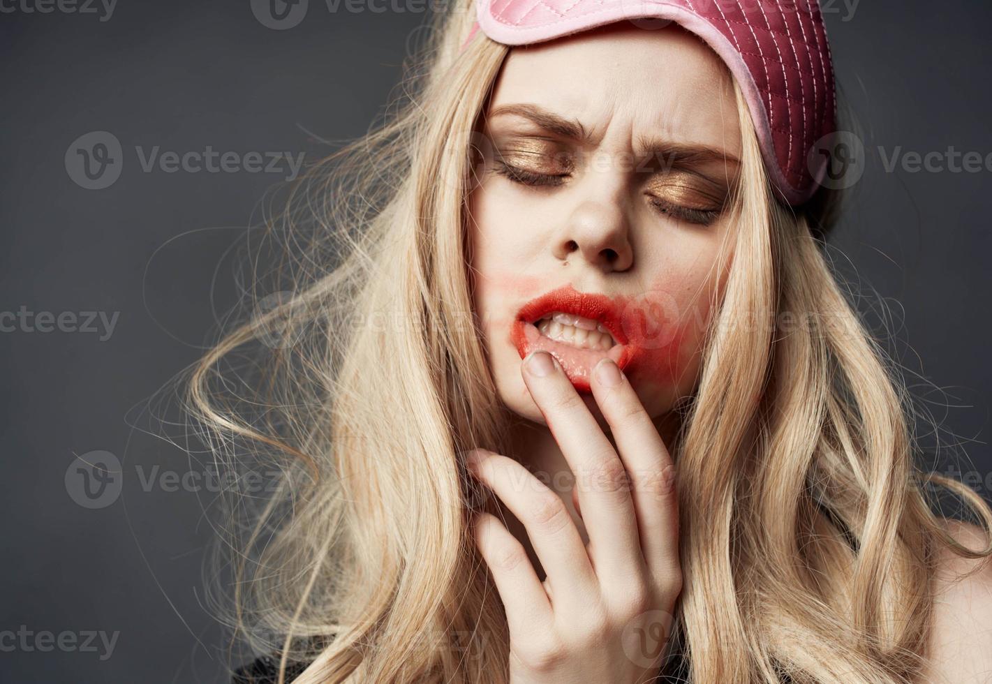 mujer con rosado máscara en su cabeza manchado rojo lápiz labial todas terminado su cara foto