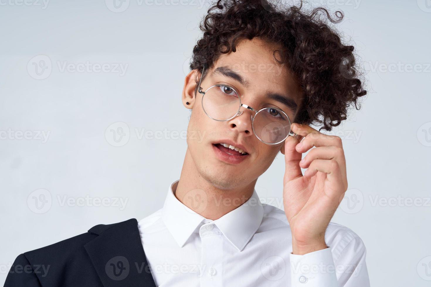 negocio hombre chaqueta en hombro lentes gerente de cerca estudio foto