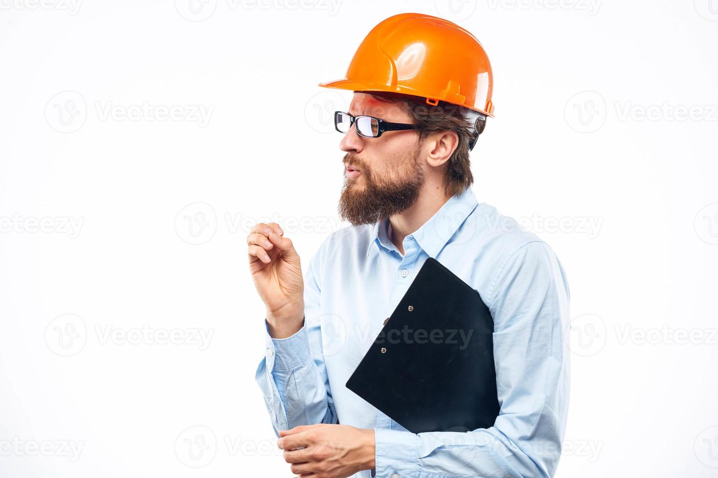 hombre en camisa naranja casco emociones trabajo oficial foto