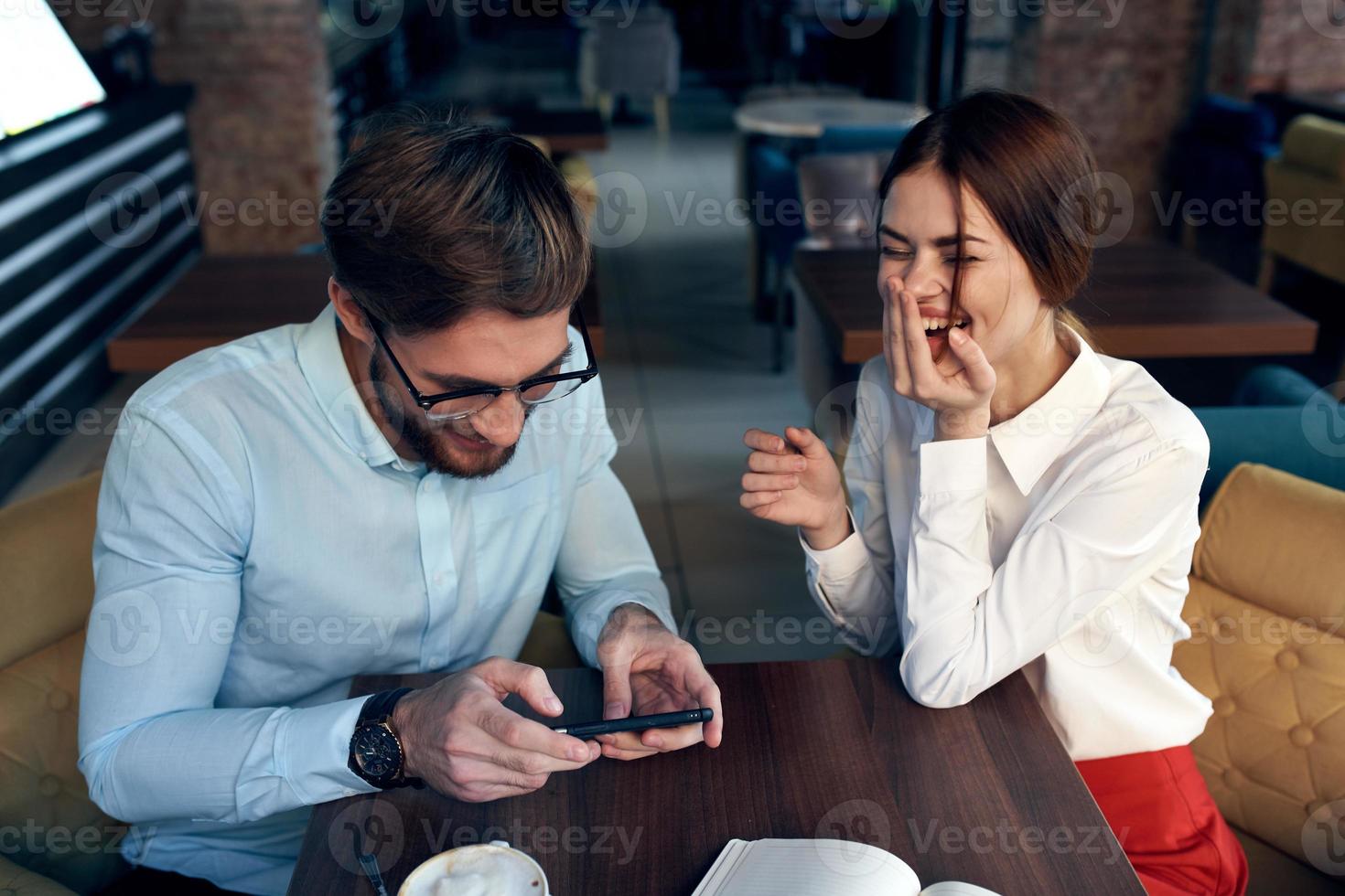 negocio hombre y mujer en café desayuno ocio comunicación tecnología foto