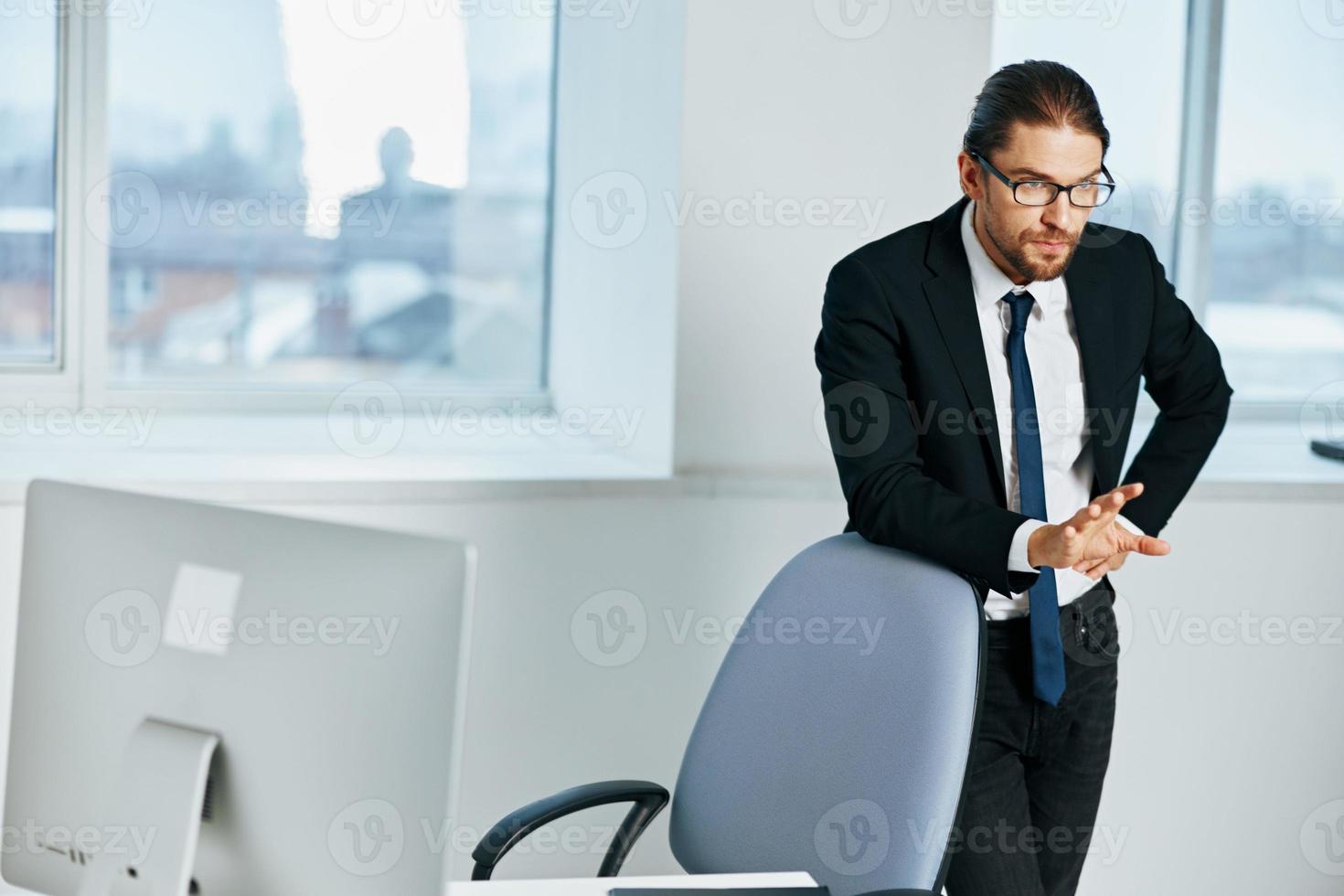 oficina trabajador un oficial es trabajando a el computadora ejecutivo foto