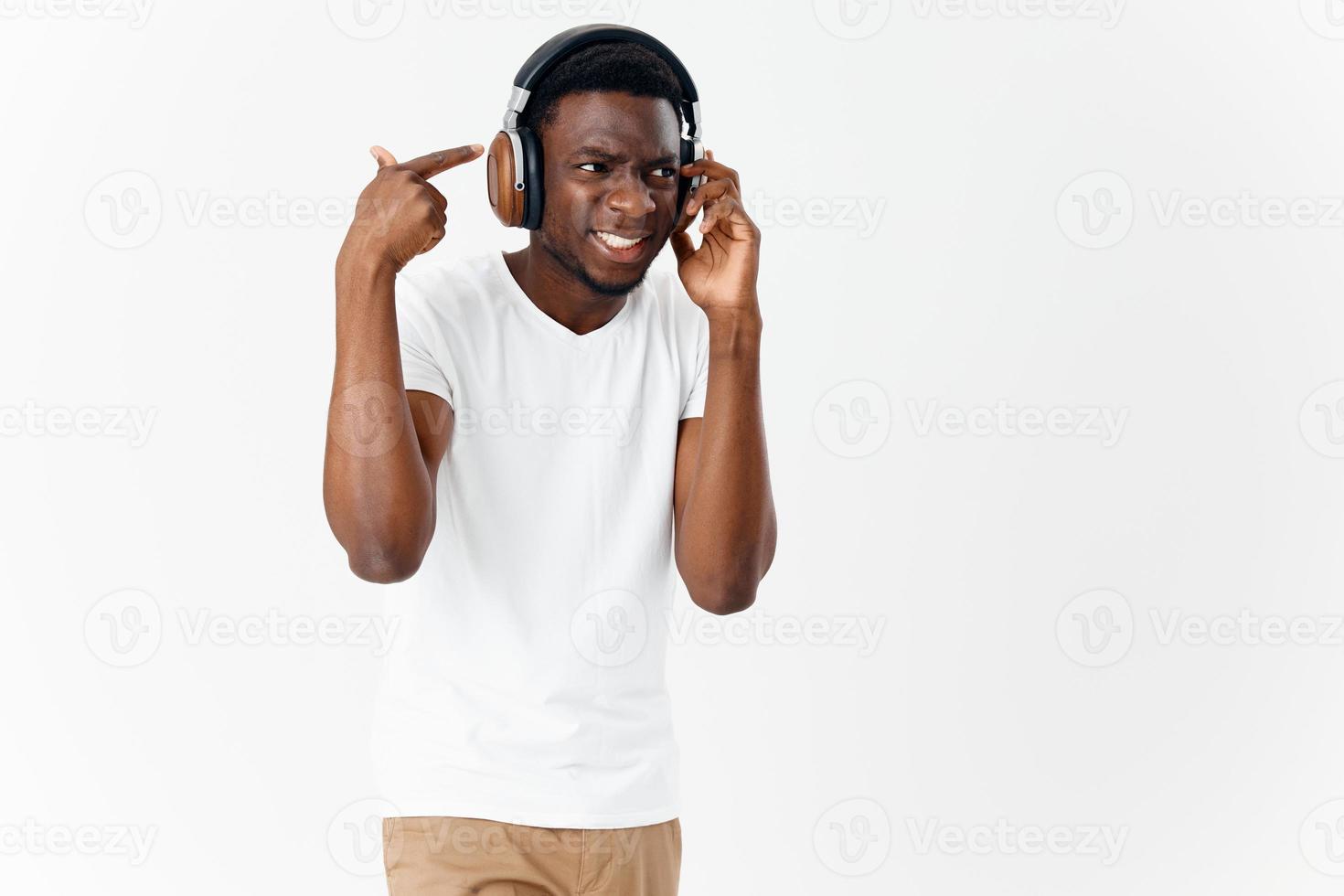 hombre de africano apariencia con auriculares escuchando a música tecnología foto