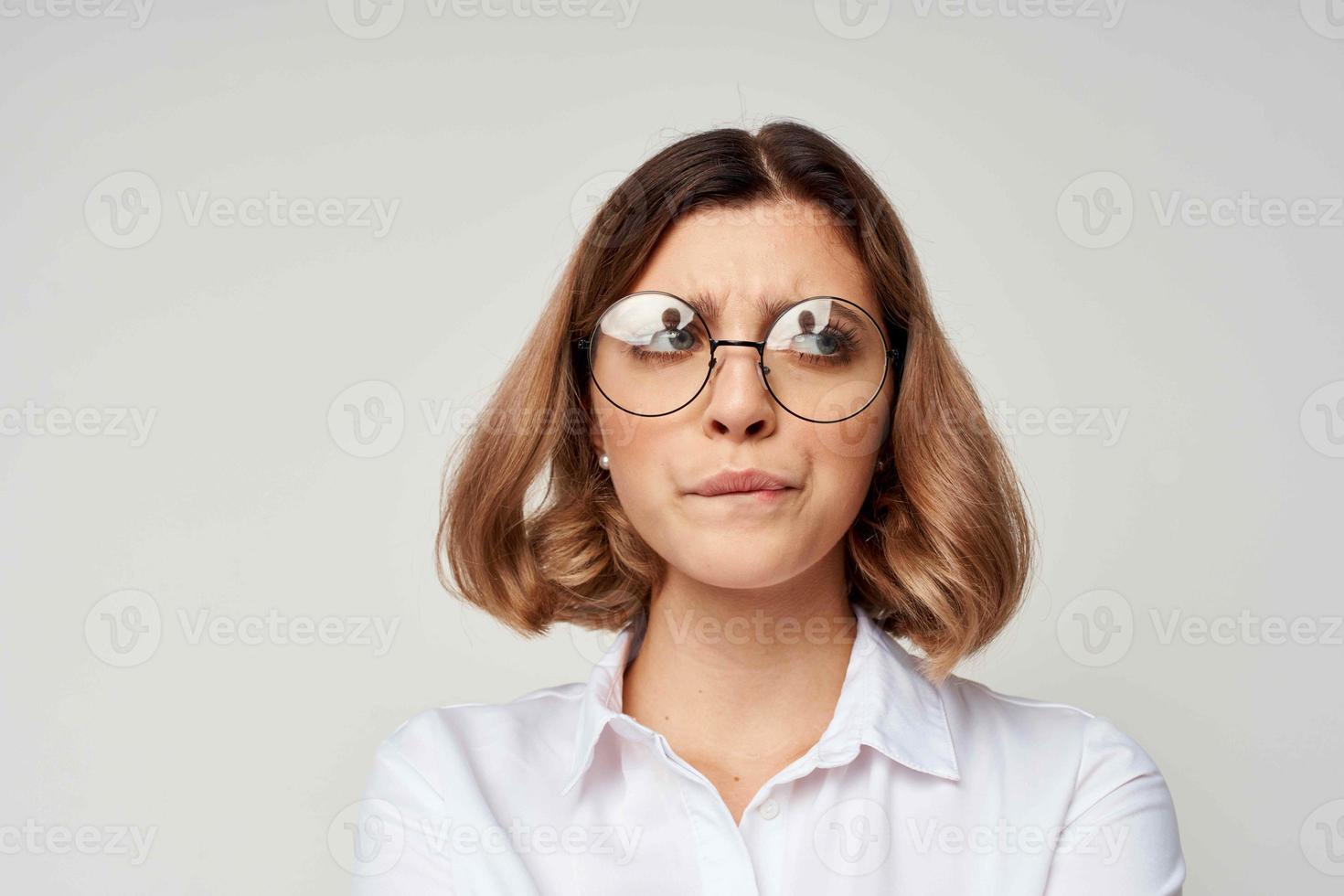 negocio mujer en blanco camisa vistiendo lentes gerente estudio estilo de vida foto