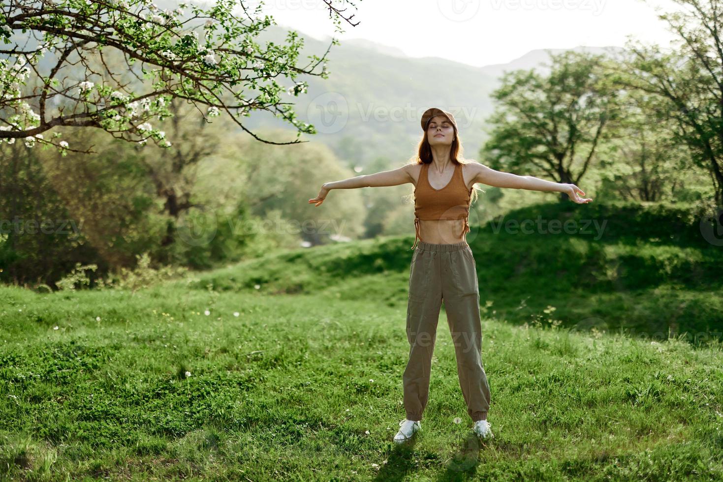 un mujer camina en el parque y lo hace yoga y disfruta el Fresco verano aire. estilo de vida y mente y cuerpo salud cuidado foto