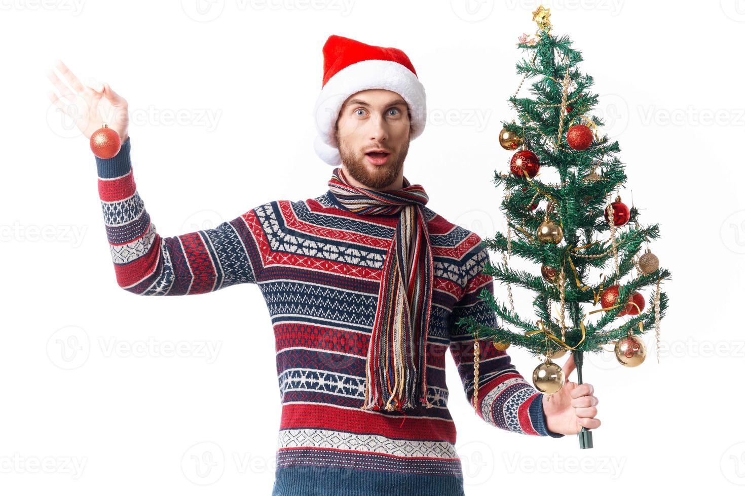 alegre hombre en nuevo años ropa decoración Navidad estudio posando foto