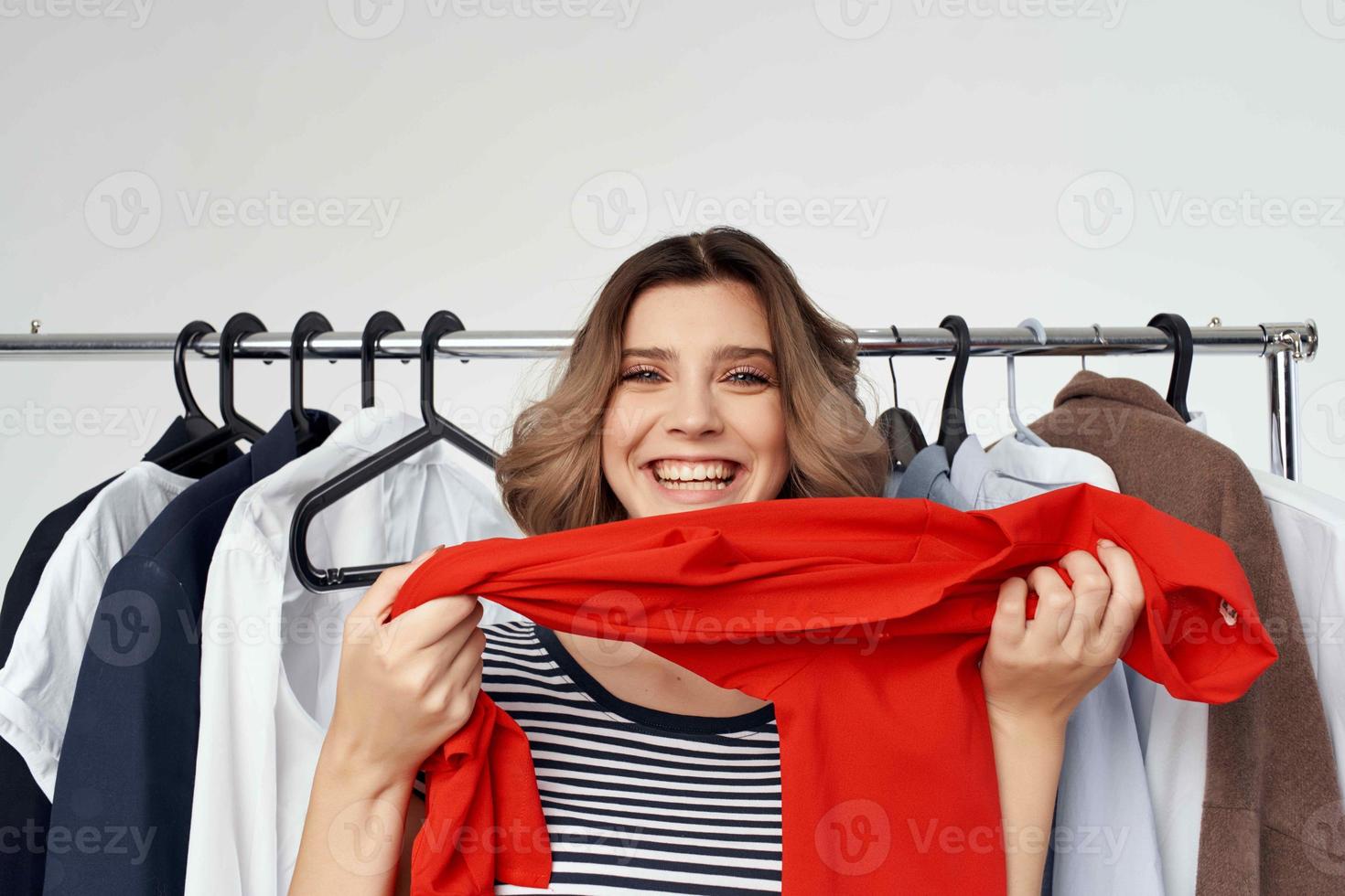 mujer molesto en un rojo camisa aislado antecedentes foto