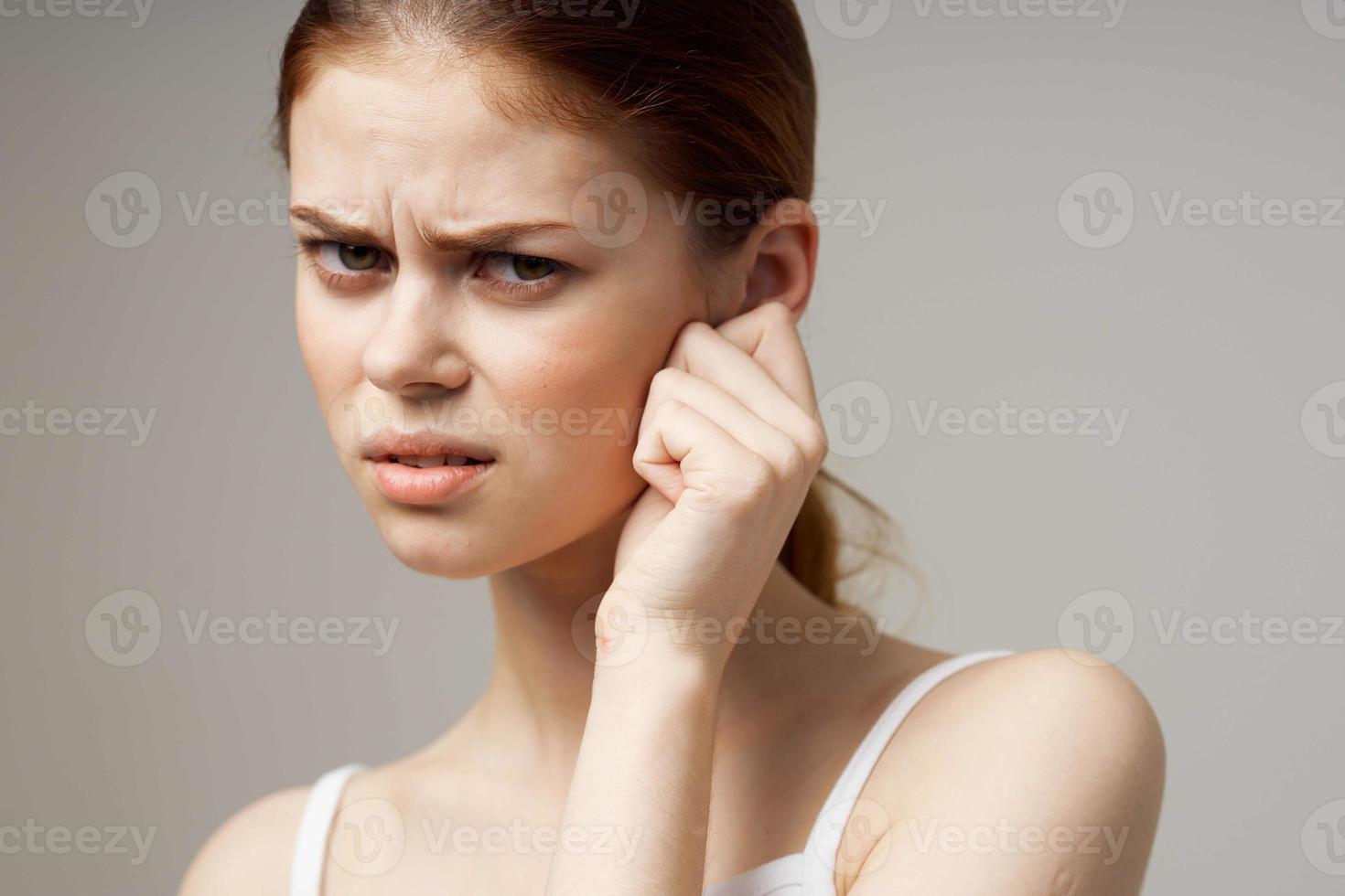 enfermo mujer pobre escuchando trastornos en blanco camisetas estudio tratamiento foto