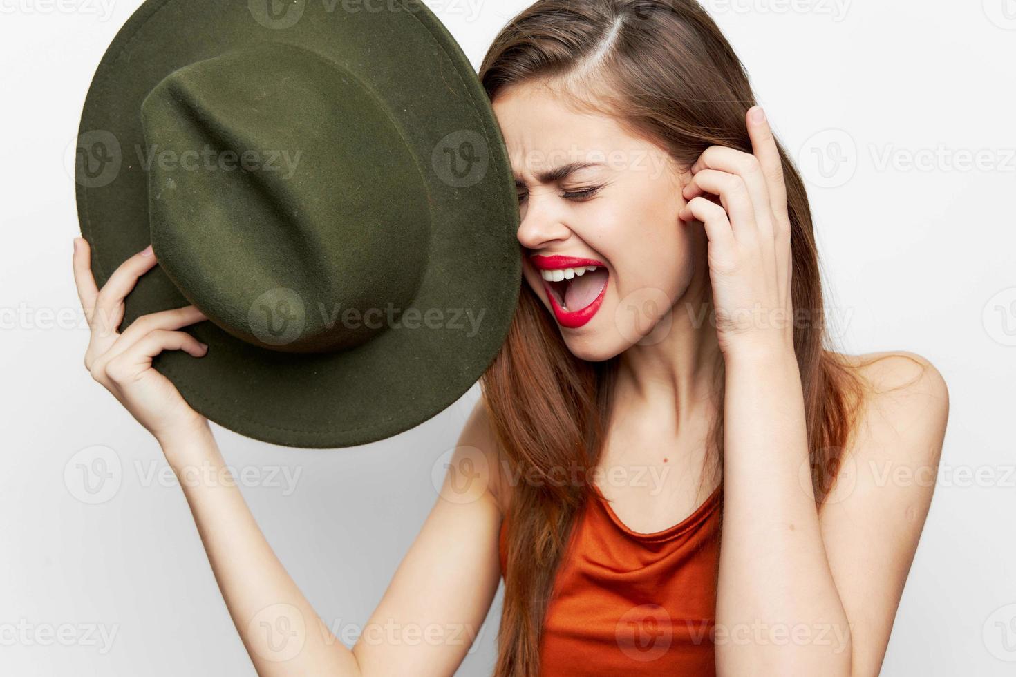 mujer con sombrero con abierto boca y cerrado ojos emociones foto