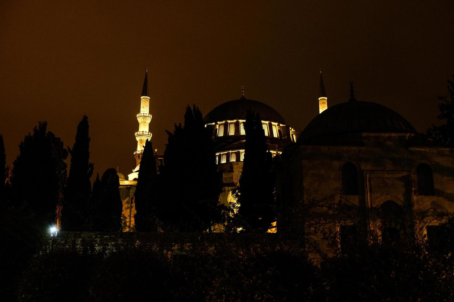 noche azul mezquita en Estanbul, Turquía foto
