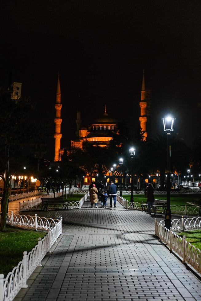 noche azul mezquita en Estanbul, Turquía foto