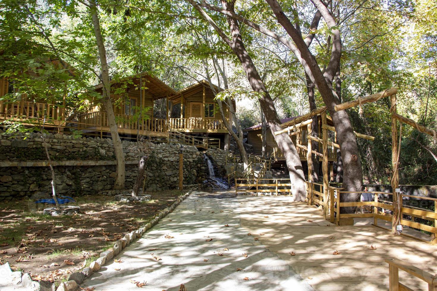 antiguo casa en el medio de el bosque con un de madera escalera. foto