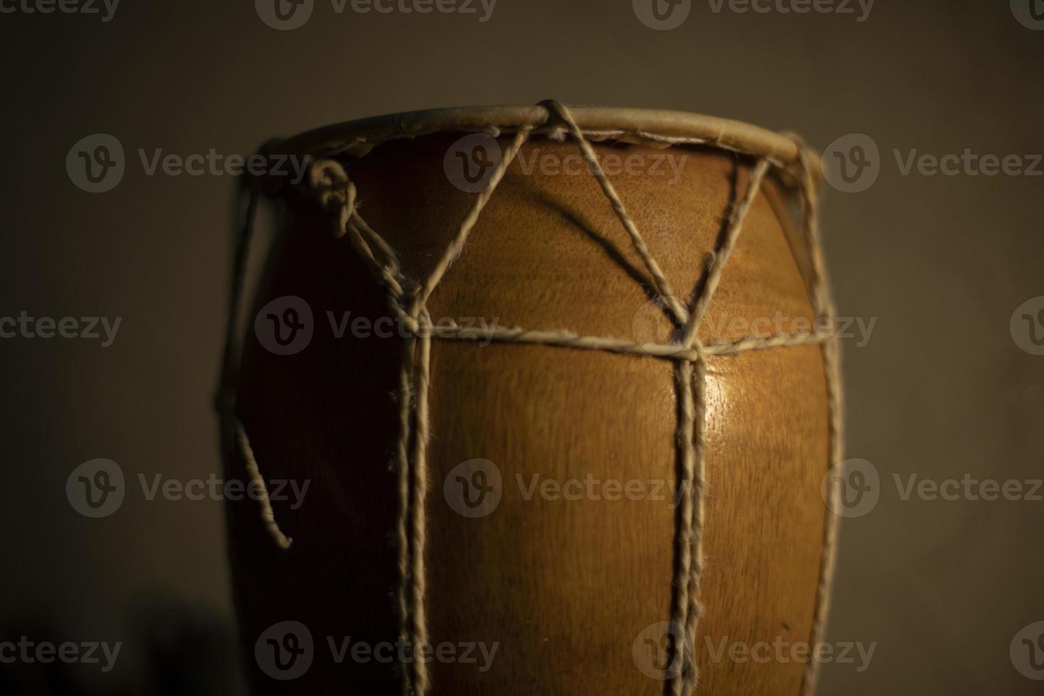 tambor de madera instrumento de percusión africano. instrumento musical tradicional. foto