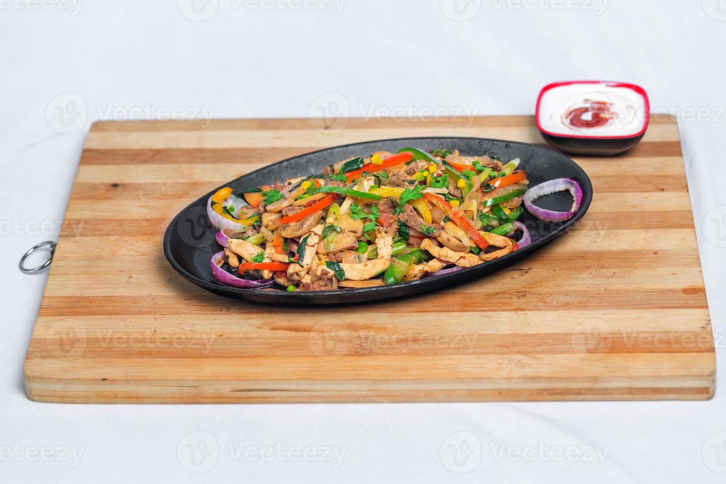 Chicken mushroom and capsicum stir fry recipe served on a sizzling plate. Chicken Fajita Recipe, Asian recipes. photo