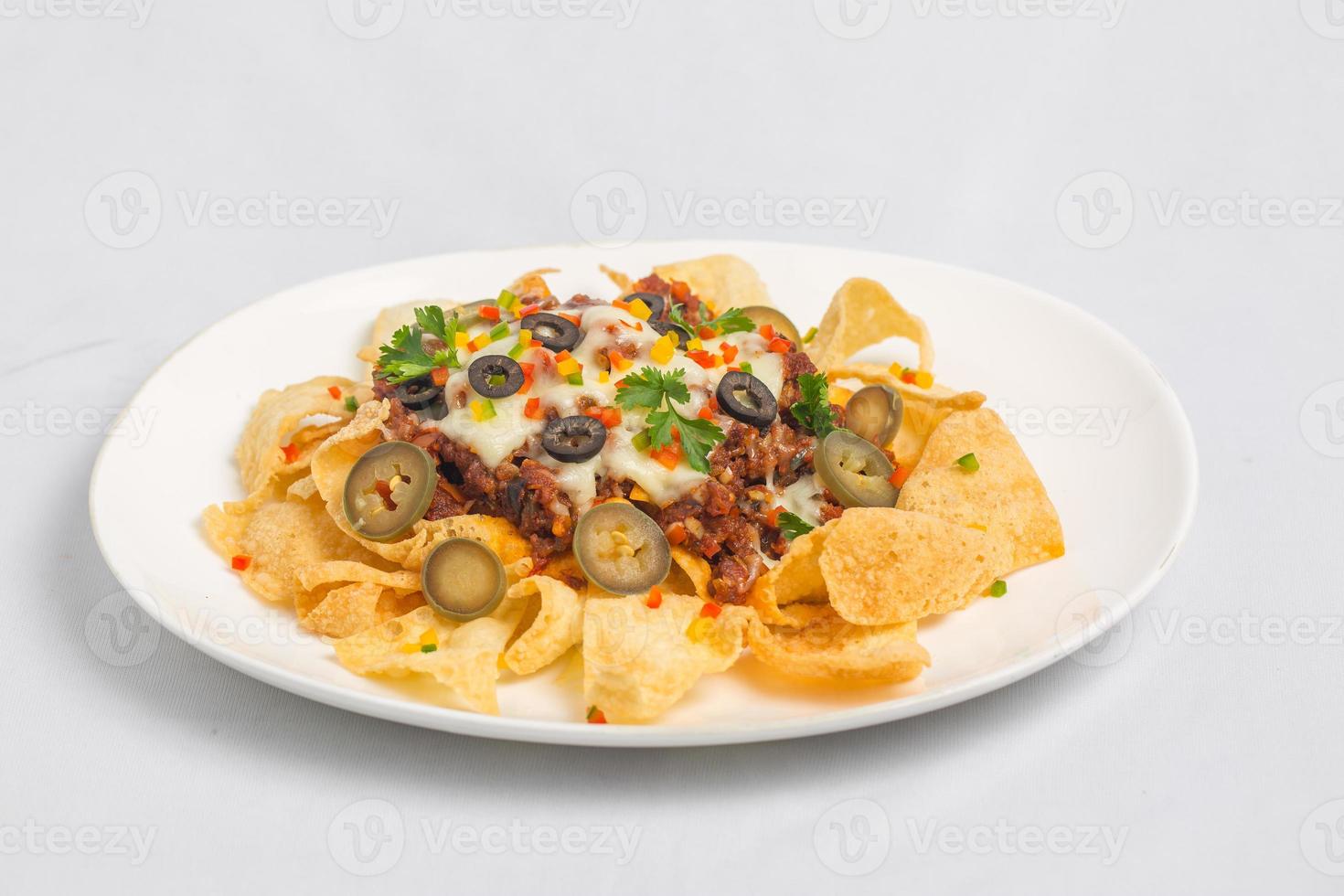 mexicano famoso comida picante suelo carne de vaca nachos calentado crujiente tortilla papas fritas con Derretido queso y jalapeño servido un bocadillo alimento. foto