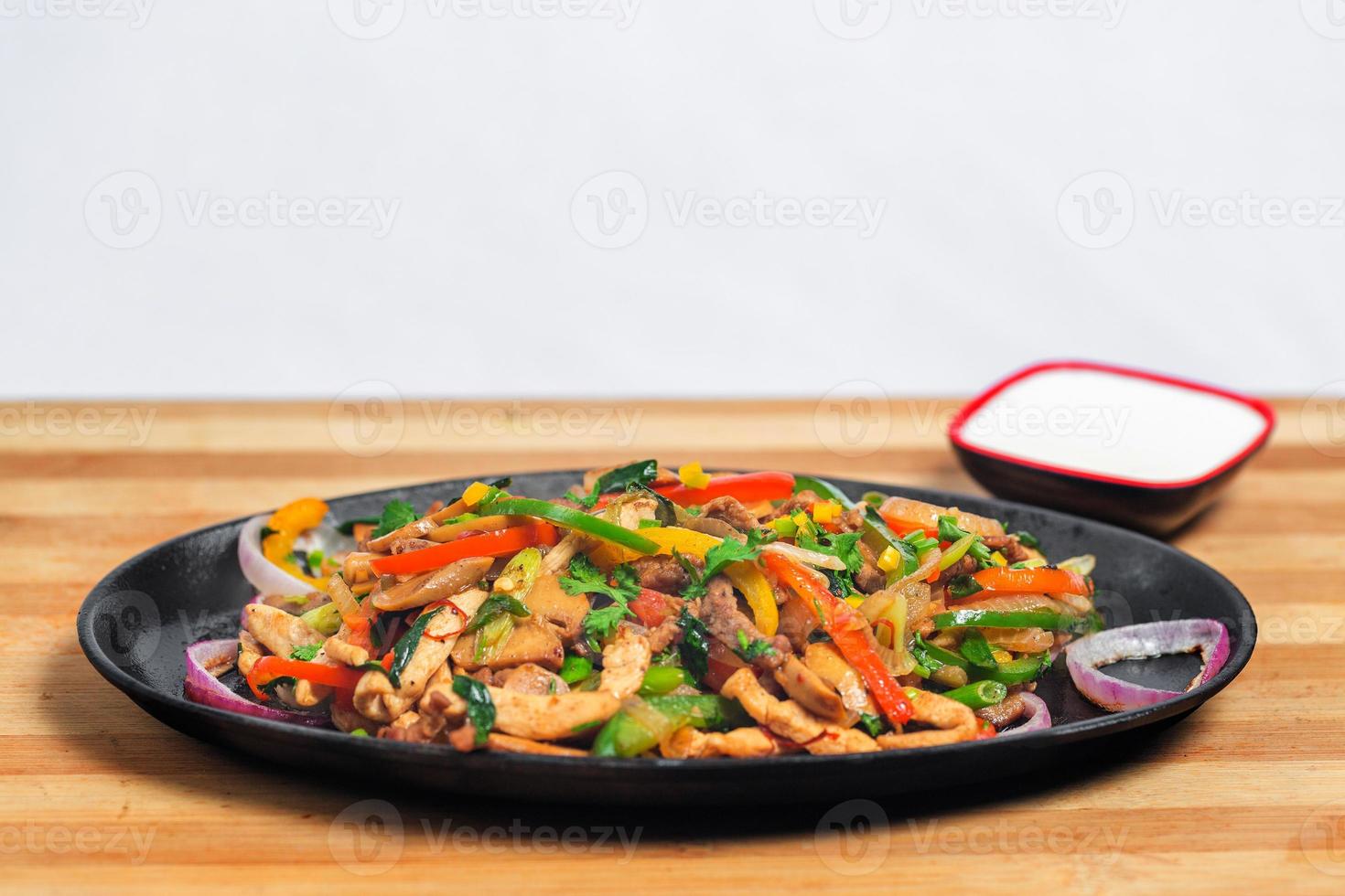 Chicken mushroom and capsicum stir fry recipe served on a sizzling plate. Chicken Fajita Recipe, Asian recipes. photo