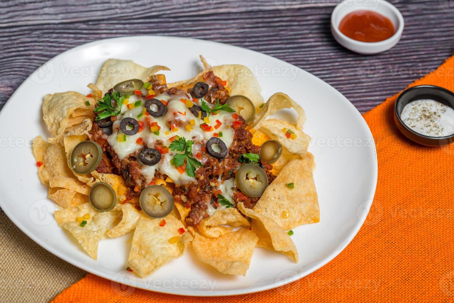 mexicano famoso comida picante suelo carne de vaca nachos calentado crujiente tortilla papas fritas con Derretido queso y jalapeño servido un bocadillo alimento. foto