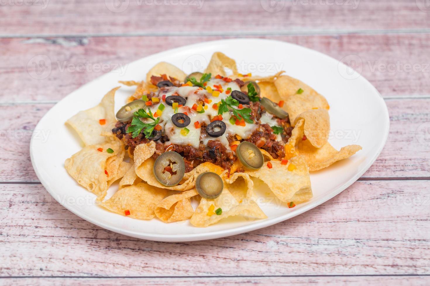 mexicano famoso comida picante suelo carne de vaca nachos calentado crujiente tortilla papas fritas con Derretido queso y jalapeño servido un bocadillo alimento. foto