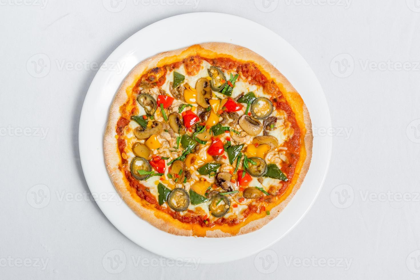 caliente Fresco pollo seta jalapeño Pizza en blanco plato aislado blanco antecedentes. hecho en casa Pizza. parte superior puntos de vista. foto