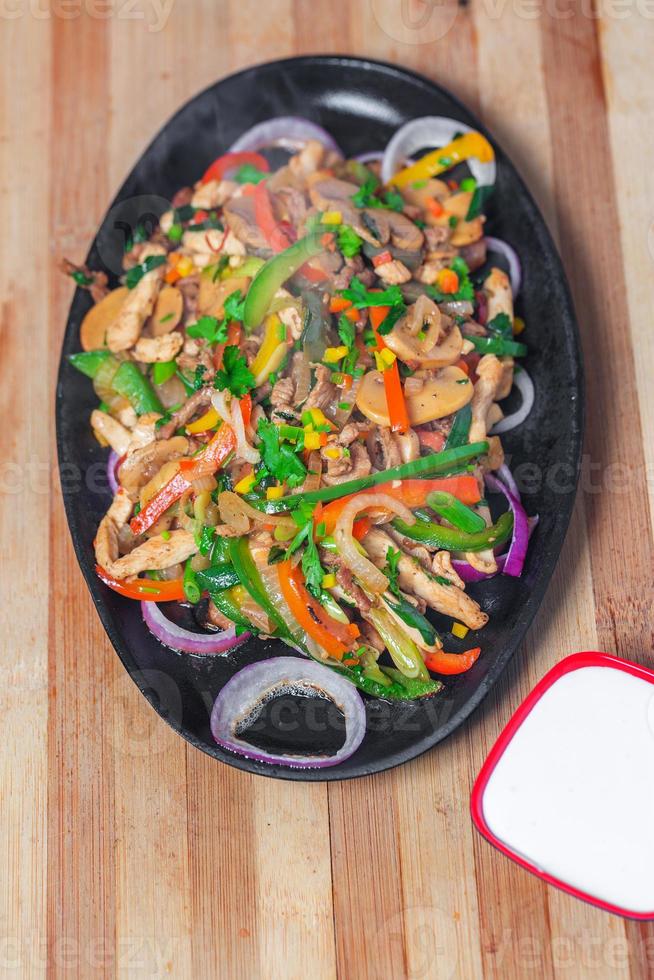 Chicken mushroom and capsicum stir fry recipe served on a sizzling plate. Chicken Fajita Recipe, Asian recipes. photo