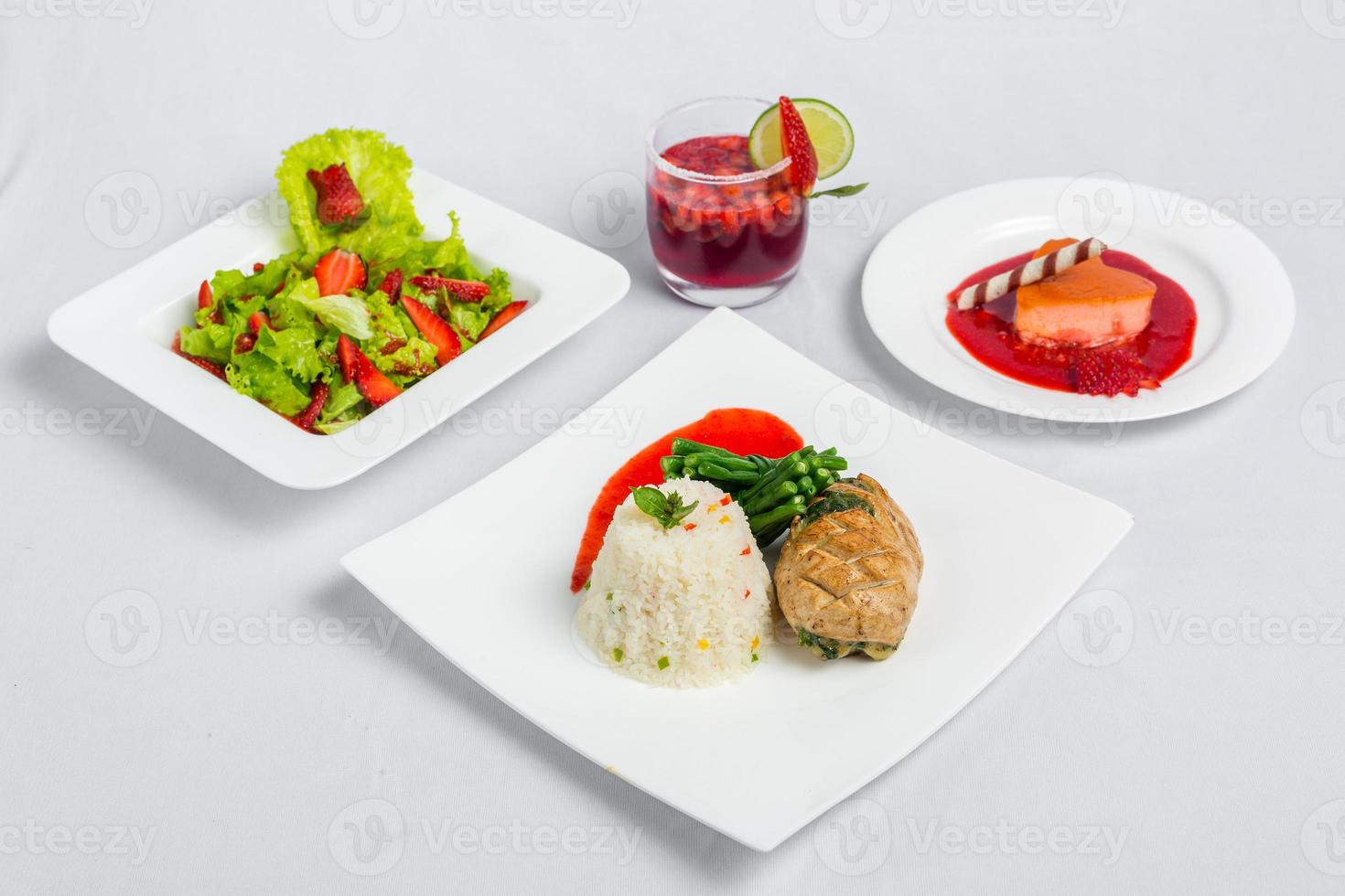 San Valentín día especial cena curso comida plato en aislado blanco antecedentes. San Valentín comida plato. San Valentín día comida oferta. foto