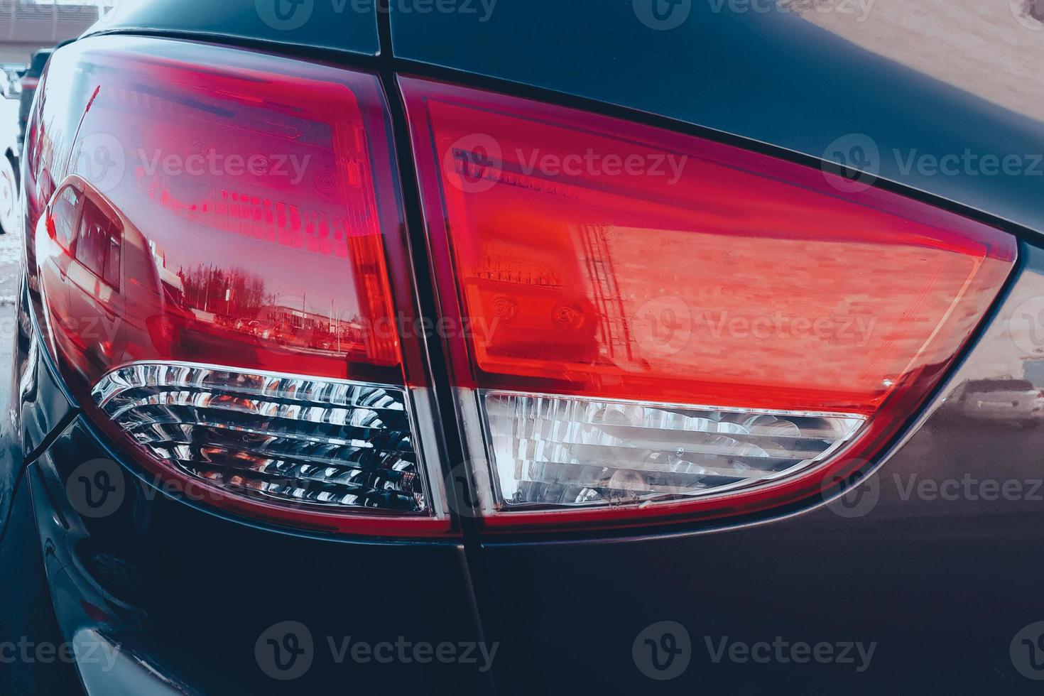 primer plano de la señal de parada roja del coche. dispositivos de iluminación modernos de coches de lujo. foto