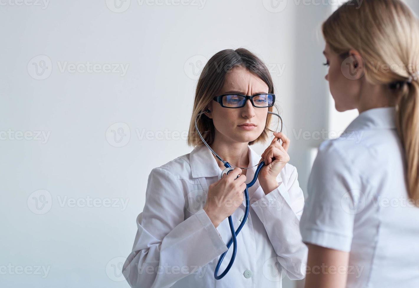 profesional médico mujer con estetoscopio y latido del corazón salud paciente ligero antecedentes foto